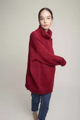 Sweater rojo de lana merino con cuello alto.