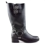 Bota de caña alta color negro, con taco bajo y puntera redondeada. Presenta dos hebillas decorativas en la parte superior de la caña y una correa con hebilla y arandela metálica alrededor del tobillo.