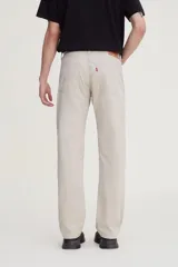 Pantalón de gabardina Levi's modelo 505, de corte regular fit con pierna recta. Presenta diseño clásico de cinco bolsillos, cierre con cremallera y tiro alto.