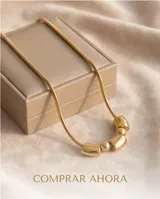 Collar de acero dorado con cadena tipo serpiente y dije central compuesto por tres piezas cilíndricas intercaladas con dos esferas pequeñas.