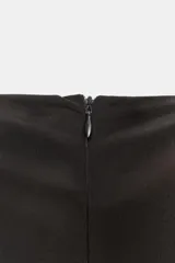 Vestido largo sin mangas con cuello subido, confeccionado con una parte superior lisa y falda de tul con caída fluida. Cuenta con cierre de cremallera oculta en la espalda.