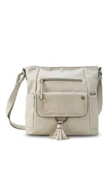 Bandolera negra de cuero sintético con cierre superior y correa larga regulable. Tiene bolsillo frontal con tapa y broches magnéticos, detalle de trenza artesanal, división interna, bolsillos internos y bolsillos laterales tipo ojal.