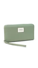 Billetera larga con cierre perimetral, confeccionada en material sintético con estampado botánico de flores silvestres sobre fondo claro. Cuenta con múltiples compartimentos internos para tarjetas, visor para documentos y un bolsillo interno con cierre. Incluye una correa de mano extraíble.