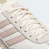 Championes Adidas SL 72 OG W, color blanco con detalles en rosa pastel y suela de goma color caramelo.