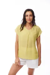 Blusa color amarillo claro con escote en V y mangas cortas.