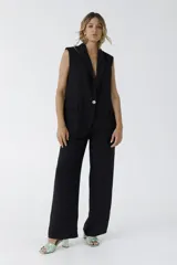 Pantalón negro de vestir de corte palazzo con cintura alta y bolsillos laterales.