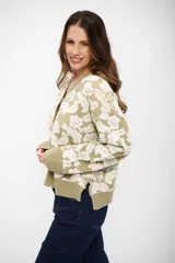 Saco tipo cardigan de tejido de punto con diseño floral en contraste, cuello en V y cierre frontal con botones. Presenta puños y ruedo acanalados.
