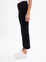 Jean de corte mini flare en color beige, con diseño de tiro medio y largo hasta el tobillo, confeccionado en tejido de algodón con elastano.