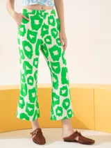 Pantalón capri con estampado abstracto en blanco y verde.