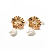 Aros colgantes dorados con forma de flor y detalle de strass en el centro. Cuentan con una perla barroca colgando.