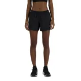 Short deportivo negro de doble capa, con cintura elástica ajustable con cordón y logo de New Balance estampado en la pierna derecha.