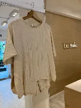 Remerón manga corta confeccionado en morley de viscosa con terminación de la espalda en pico.