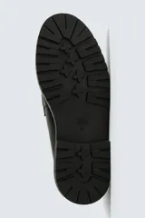 Mocasín de cuero marrón oscuro con antifaz en tono camel. Presenta horma redonda y suela track gruesa de goma negra.