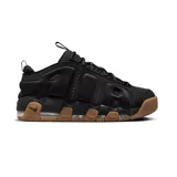 Championes Nike Air More Uptempo Low en color negro con detalles en suela de goma color caramelo. Presentan el icónico diseño de letras grandes en los laterales, confeccionados en una combinación de malla y cuero sintético, con unidad de aire visible en la entresuela.