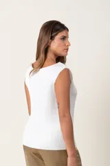 Musculosa negra plisada italiana con escote redondo.