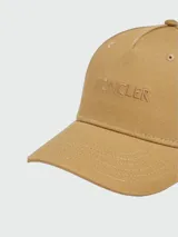 Gorra de béisbol Moncler color tostado, con el logo de la marca bordado en el frente.