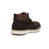 Botines acordonados de cuero color café, con suela blanca y detalles de costuras.