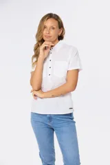 Camisa de lino de manga corta con cuello camisero, cierre frontal de medio botón con botones metálicos personalizados y dos bolsillos en el pecho.