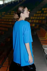 Remerón de corte oversized color azul, con cuello redondo y estampa gráfica circular en el frente.