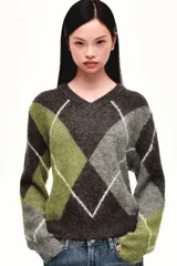 Jersey de cuello pico y manga larga, con estampado de rombos en tonos marrón, verde y gris, y acabados en rib.