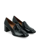 Mocasín de mujer con taco cuadrado, confeccionado en cuero charol negro, con diseño clásico de antifaz en el empeine.