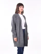 Saco largo color marrón topo, de tejido de punto grueso, con mangas largas y corte holgado.