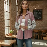 Sobre camisa de pana blanca con detalles en animal print en los bolsillos frontales y en las mangas. Presenta cuello inglés, cierre frontal con botones y corte holgado.