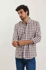 Camisa a cuadros marrón y blanco, de manga larga y corte clásico.
