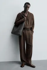 Zueco de cuero color marrón con forro y plantilla de cuero, horma cuadrada y suela con ligero tacón.