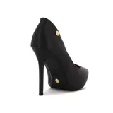 Zapato de tacón alto Vizzano, color blanco, con punta fina y tacón de aguja. Presenta un pequeño logo metálico en el lateral exterior.