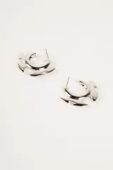 Par de aros plateados con forma de medio aro y apliques con forma de rayo.