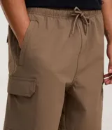 Bermuda masculina color negro, confeccionada en poliamida, con cintura elástica y cordón ajustable. Presenta bolsillos cargo laterales y es de secado rápido.