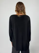 Blusa blanca de mangas largas con escote en V.