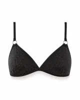 Top de bikini triangular confeccionado en tela con acabado brillante tipo lurex. Presenta breteles finos regulables con argollas metálicas decorativas en la unión con las copas y cierre mediante broche en la espalda.