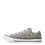 Championes urbanos Converse Chuck Taylor All Star OX con estampado animal print de leopardo, suela de goma blanca y cordones blancos.