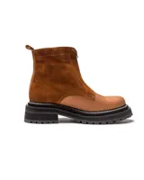 Botinetas de cuero negro con diseño combinado en gamuza y cuero texturizado. Presentan cierre frontal central, suela track dentada con costuras visibles en contraste y caña media.