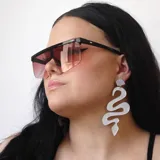 Par de aros colgantes con forma de serpiente, color rojo metalizado.