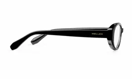 Lentes con armazón negro de diseño ovalado y sutil estilo cat-eye, con protección contra luz azul.