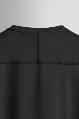 Camiseta deportiva de manga larga Zara Athleticz, de corte regular fit y color marrón topo. Confeccionada en tejido técnico elástico de secado rápido, cuenta con cuello redondo y detalle de logo estampado en el bajo.