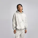 Hoodie Converse con efecto tie-dye en tonos grises y blancos, de ajuste estándar, con capucha ajustable con cordón, bolsillo tipo canguro y pequeño logo bordado en el pecho.