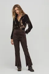 Camisa de terciopelo color chocolate, con cuello camisero clásico, mangas largas y botones de nácar. El corte es más largo en la parte trasera.