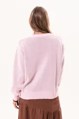 Buzo de punto rosado con diseño frontal de velero, cuello redondo y puños en contraste color bordó.