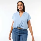 Blusa de manga corta en color azul con estampado de rayas verticales blancas, cuello en V con abertura y corte holgado.