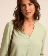 Camisa Marfinno de viscolino color verde menta, con escote en V, mangas largas y botonadura frontal.