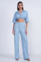Pantalón celeste de fiesta con lentejuelas.