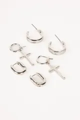 Set de aros plateados que incluye aros tipo argolla, aros tipo argolla con dije de cruz y aros tipo mini argolla.