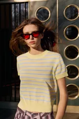 Jersey de punto fino con diseño a rayas horizontales celestes sobre fondo amarillo, con cuello redondo y manga corta.
