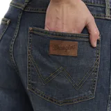 Pantalón de jean Wrangler, color azul oscuro lavado, de tiro alto y corte ancho (wide leg) con abertura en el ruedo delantero.