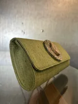 Sobre de fiesta color verde con aplique dorado en el centro y asa de cadena dorada.