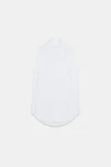 Camisa sin mangas de tejido satinado, con cuello solapa, cierre frontal con botones ocultos y bolsillos de plastrón con solapa en el delantero. Presenta un bajo asimétrico y corte recto.